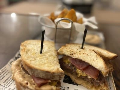 Бургер-сандвич с хрупкави картофки