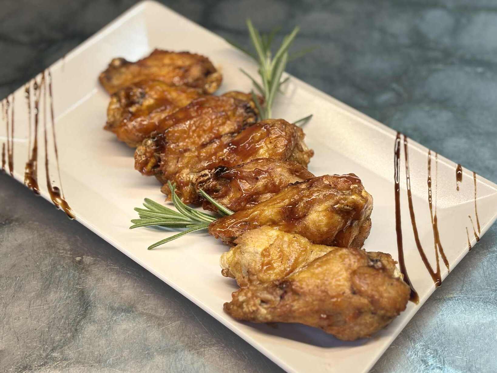 Пържени пилешки крилца със сос барбекю