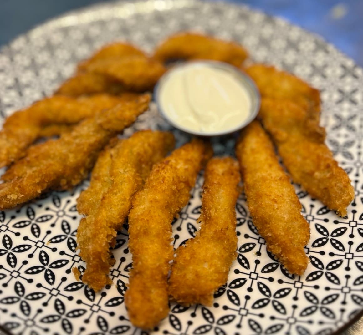 Хрупкави пилешки филенца с чеснов сос