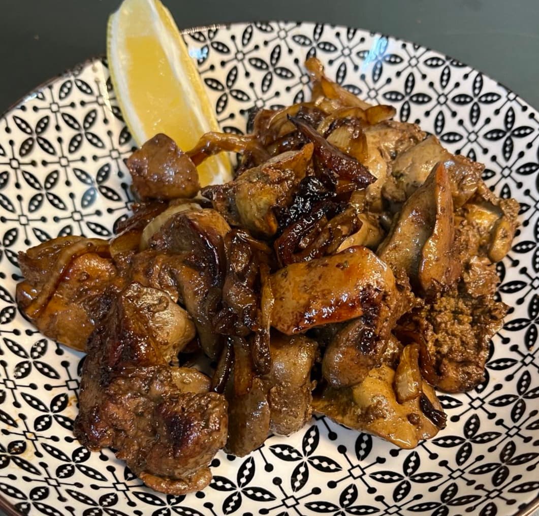 Пилешки дробчета на тиган с лук