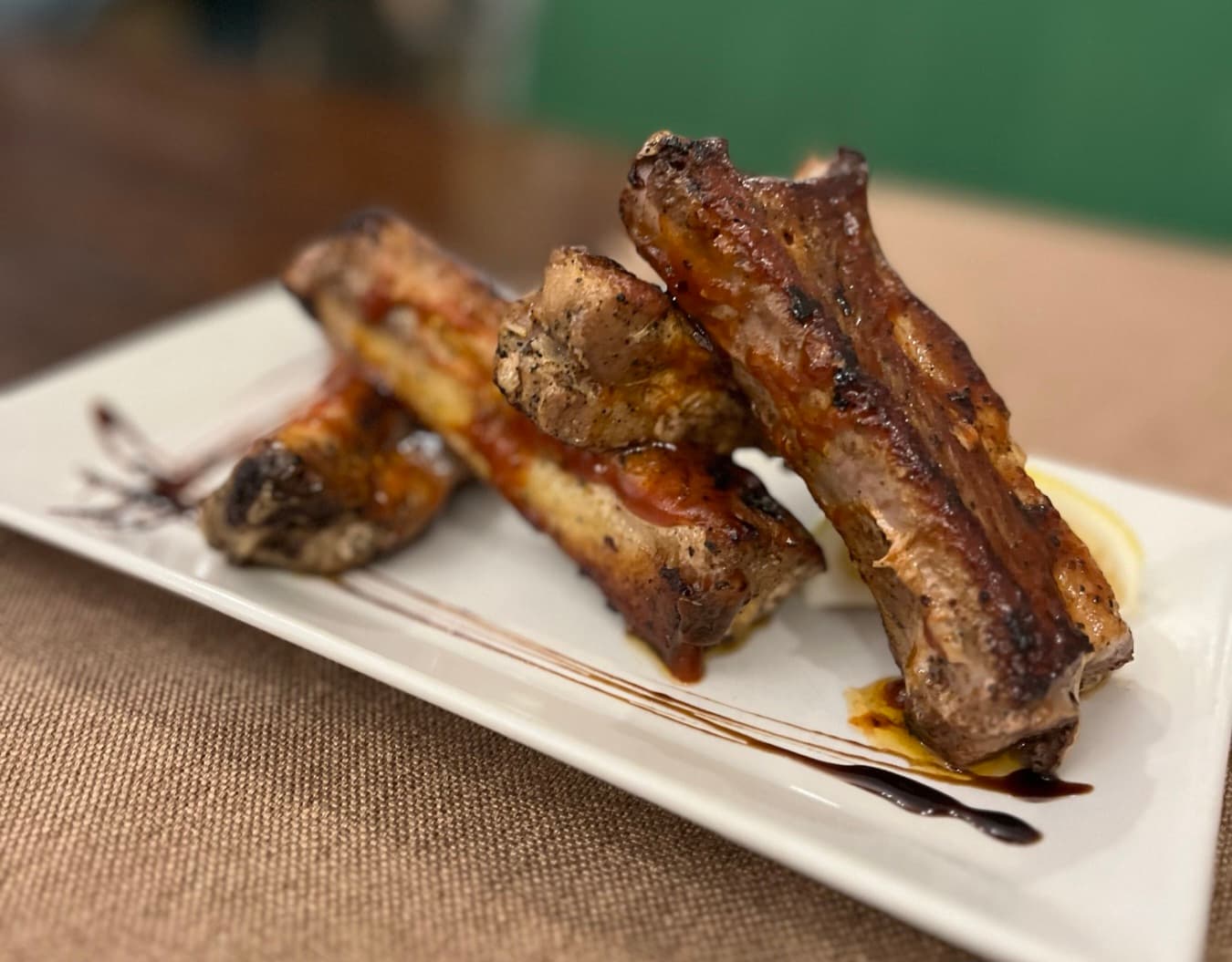 Свински ребра на туч със сос барбекю