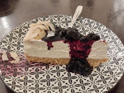 Чийзкейк с боровинки и филиран бадем