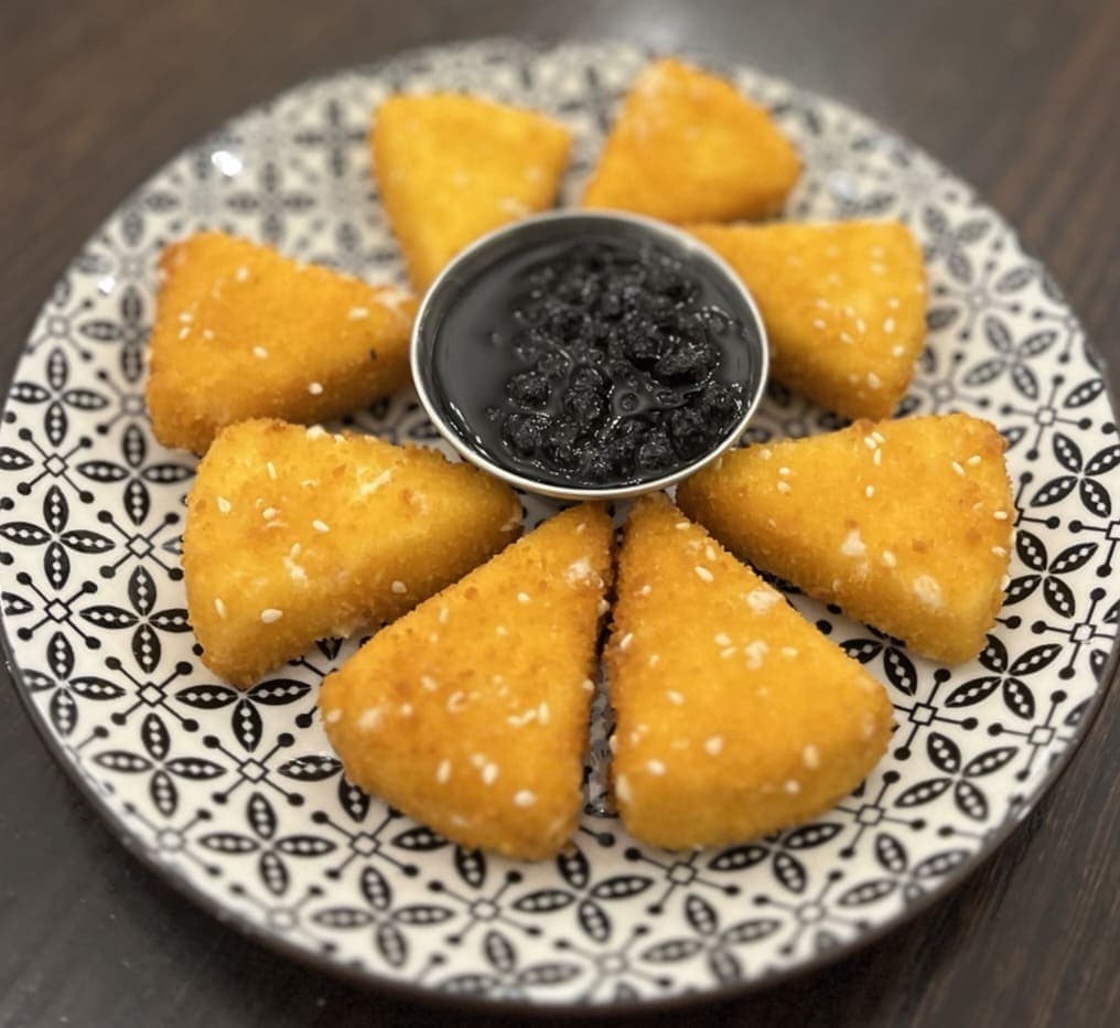 Хрупкави топени сиренца със сладко от боровинки