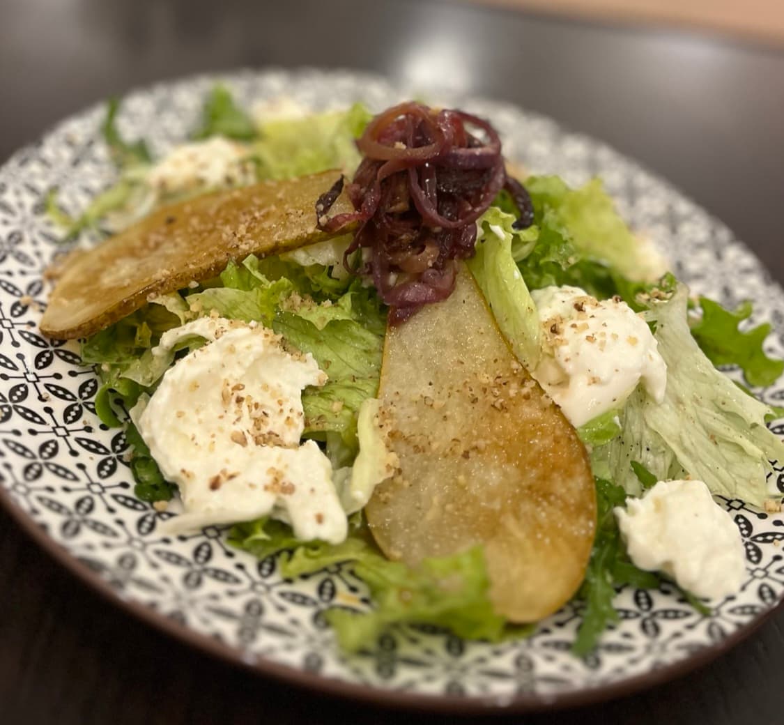 Салата с бурата и круша