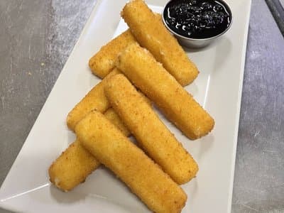 Панирани кашкавалчета със сладко от боровинки