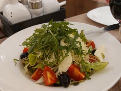 Микс от салати с моцарела и песто