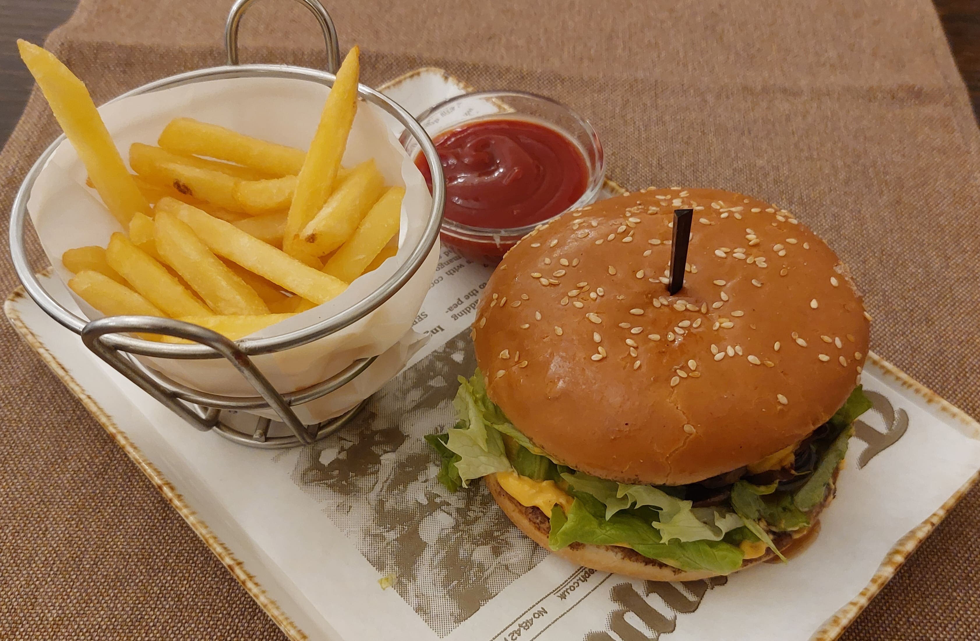 Телешки бургер с хрупкави картофки