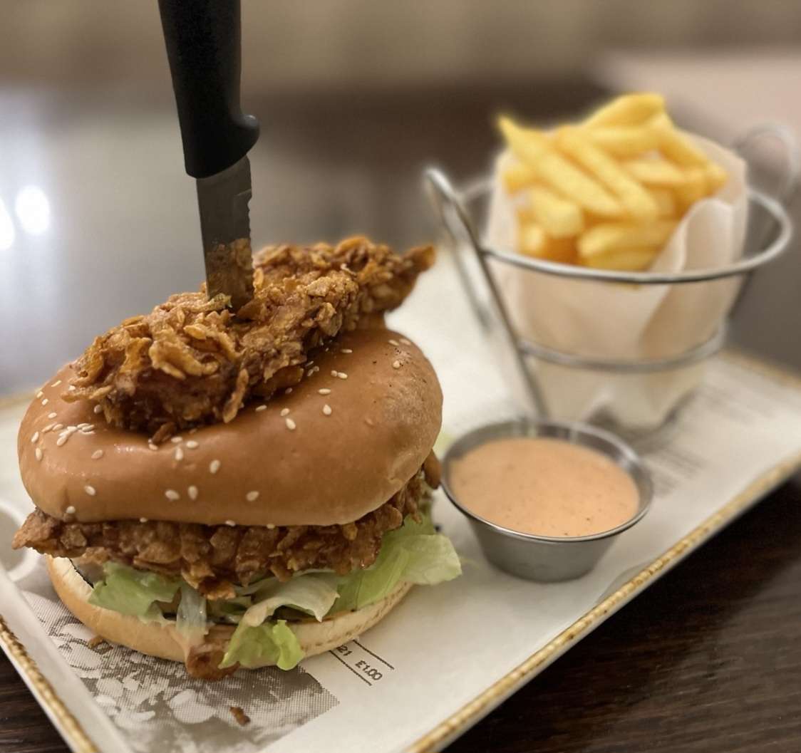 Чикън криспи бургер