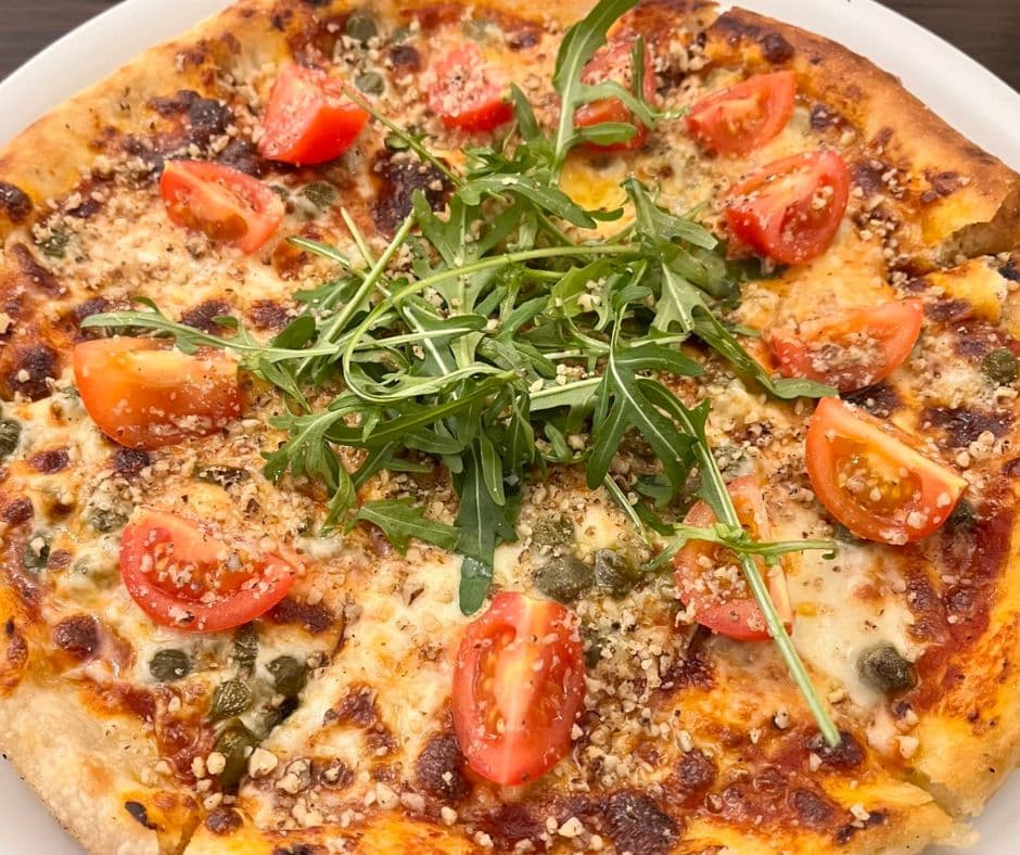 Пица с каперси, чери домати и рукола