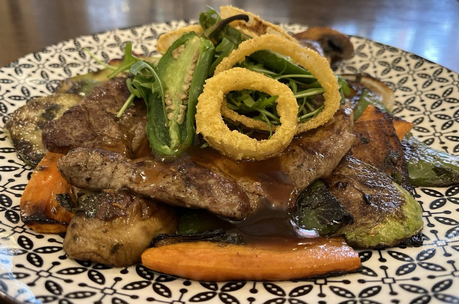 Свинска вратна пържола с гриловани зеленчуци