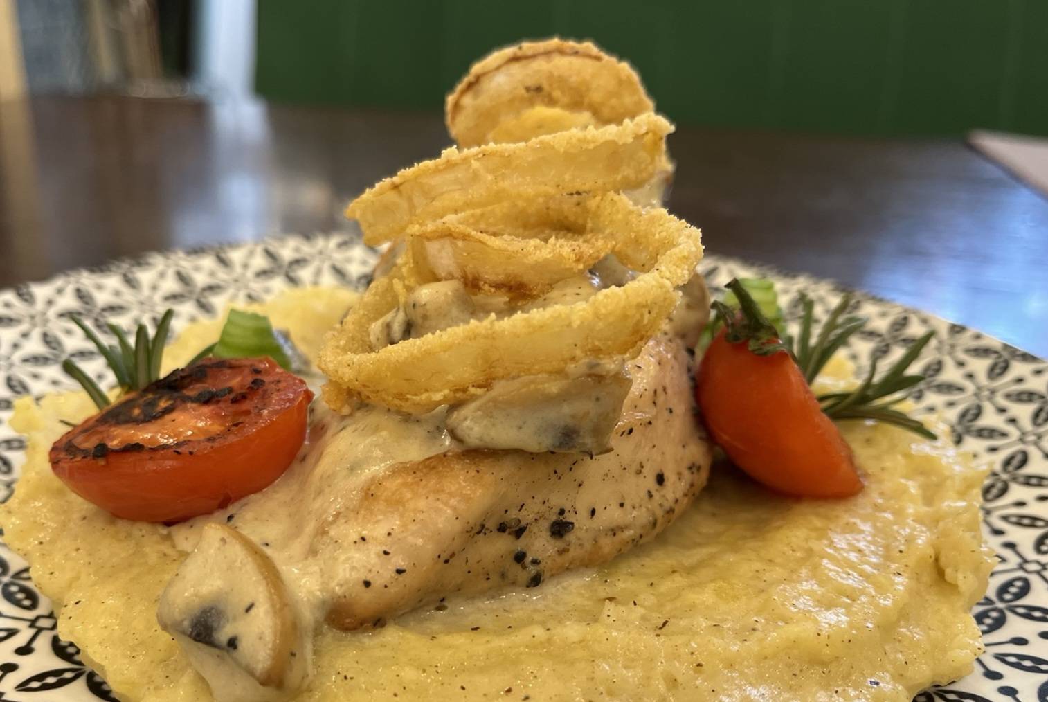 Пилешко филе с картофено пюре с розмарин и хрупкав лук