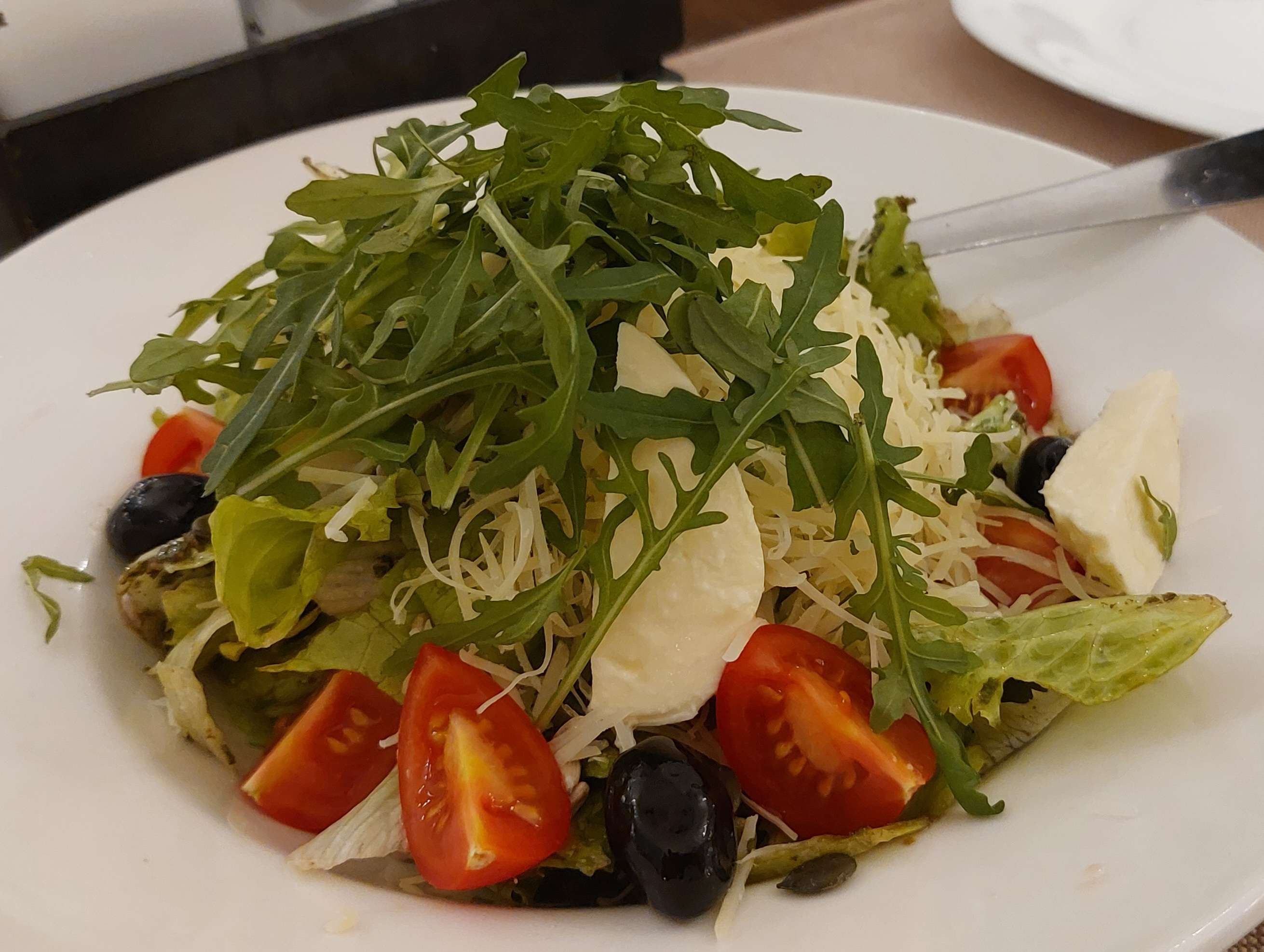 Микс от салати с моцарела и песто